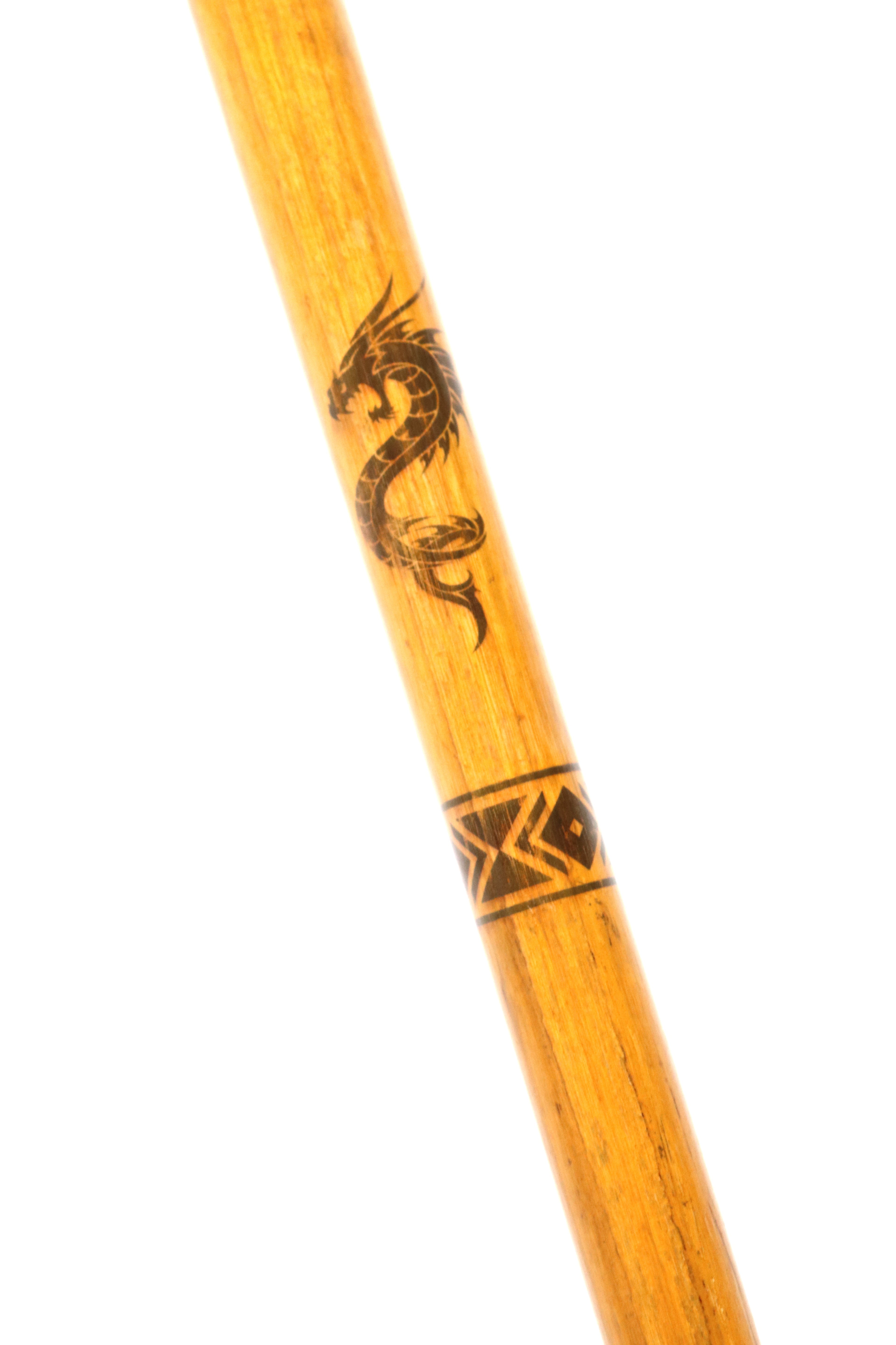 Dragon – Philippinischer Rattan-Stock 71 cm (Ø 24–26 mm) | gebranntes Drachen-Motiv, lackiert | Eskrima/Kali/Arnis